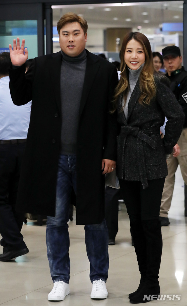 【인천공항=뉴시스】홍효식 기자 = 메이저리그 진출 후 커리어 하이 시즌을 보낸 '코리안 몬스터' 류현진이 14일 오후 인천국제공항을 통해 귀국해 아내 배지현 아나운서와 취재진을 향해 손을 흔들고 있다. 류현진은 올 시즌 29경기 182⅔이닝을 소화하며 평균자책점 2.32로 호투했다. 메이저리그서 가장 낮은 평균자책점을 기록하며 아시아 선수 최초로 해당 타이틀을 따냈다. 2019.11.14. yesphoto@newsis.com