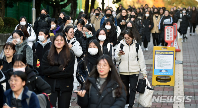 【대구=뉴시스】이무열 기자 =  2020학년도 대학수학능력시험일인 14일 오후 대구 중구 남산동 경북여자고등학교에서 수능 시험을 마친 수험생들이 환한 표정을 지으며 시험장을 빠져나오고 있다. 2019.11.14. lmy@newsis.com