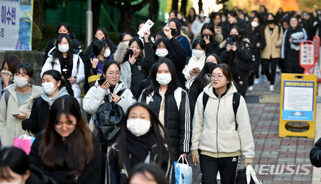 【대구=뉴시스】이무열 기자 =  2020학년도 대학수학능력시험일인 14일 오후 대구 중구 남산동 경북여자고등학교에서 수능 시험을 마친 수험생들이 환한 표정을 지으며 시험장을 빠져나오고 있다. 2019.11.14.lmy@newsis.com