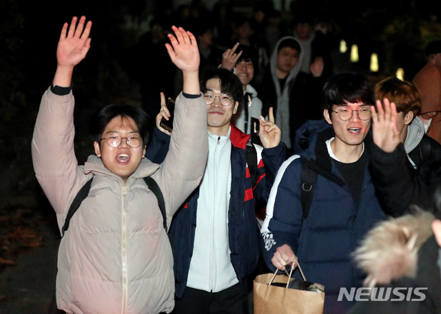 【서울=뉴시스】김병문 기자 = 대학수학능력시험을 마친 수험생들이 14일 오후 서울 서초구 서초고등학교을 나서며 기뻐하고 있다. 2019.11.14. dadazon@newsis.com