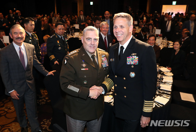 【서울=뉴시스】사진공동취재단 = 마크 밀리(왼쪽) 미 합참의장과 필립 데이비슨 미 인도태평양사령관이 14일 오후 서울 중구 밀레니엄힐튼서울 호텔에서 열린 제5회 한미동맹만찬 행사에 참석해 악수를 나누고 있다. 2019.11.14. photo@newsis.com