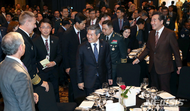 【서울=뉴시스】사진공동취재단 = 이낙연 국무총리와 정경두 국방부 장관 등 참석자들이 14일 오후 서울 중구 밀레니엄힐튼서울 호텔에서 열린 제5회 한미동맹만찬 행사에 참석해 자리에 앉고 있다. 2019.11.14. photo@newsis.com
