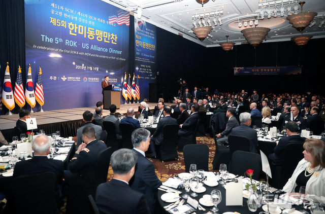 【서울=뉴시스】사진공동취재단 = 이낙연 국무총리가 14일 오후 서울 중구 밀레니엄힐튼서울 호텔에서 열린 제5회 한미동맹만찬 행사에 참석해 축사를 하고 있다. 2019.11.14. photo@newsis.com