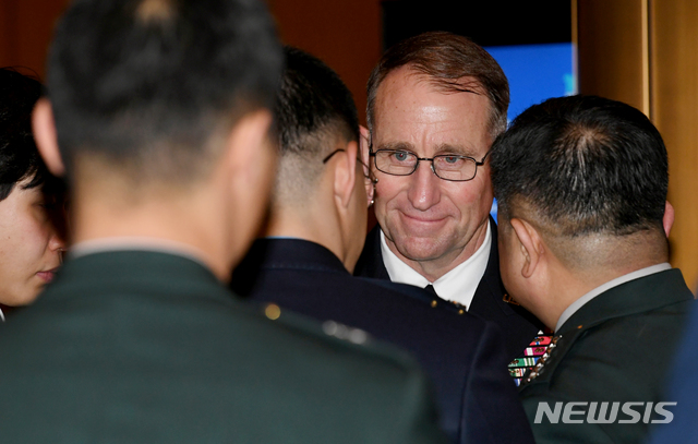 【서울=뉴시스】사진공동취재단 = 로버트 에이브럼스 한미연합사령관(오른쪽 두번째)과 박한기 합참의장(오른쪽)이 14일 오후 서울 중구 밀레니엄 힐튼 서울에서 '제5회 한미동맹만찬' 1부 행사를 마친 후 대화를 나누고 있다. 2019.11.14. photo@newsis.com