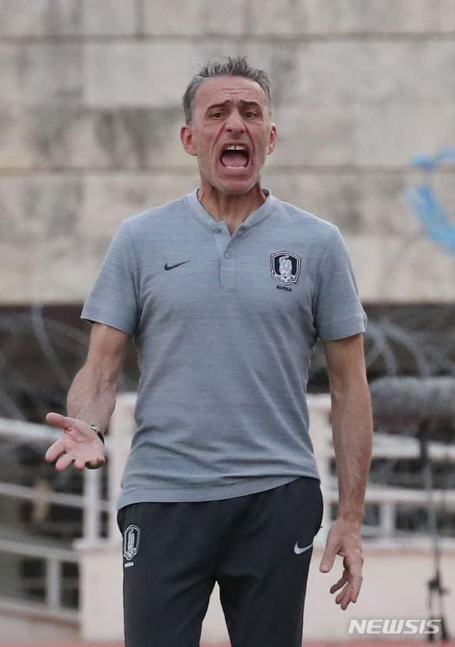 【베이루트(레바논)=뉴시스】김진아 기자 = 14일(현지시각) 레바논 베이루트 카밀 샤문 스포츠 시티 스타디움에서 열린 2022 카타르월드컵 아시아지역 2차 예선 H조 4차전 대한민국과 레바논 경기, 한국 파울루 벤투 감독이 작전을 지시하고 있다. 2019.11.14.&nbsp; bluesoda@newsis.com