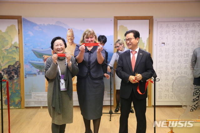 【상트페테르부르크=뉴시스】2019 KPF 디플로마 공동취재단 = 14일 러시아 상트페테르부르크의 러시아 국립도서관 한국실 개관식에서 서혜란(왼쪽) 국립중앙도서관 관장, 엘레나 티호노바(가운데) 부관장, 권동석 주상트페테르부르크 총영사가 테이프커팅 후 미소를 짓고 있다. 2019.11.15