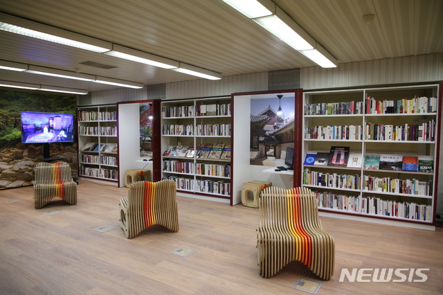【상트페테르부르크=뉴시스】2019 KPF 디플로마 공동취재단 = 14일 러시아 상트페테르부르크의 러시아 국립도서관 신관 2층에 개관한 한국실의 모습. 빨강·주황·노랑으로 포인트를 준 목재 의자가 따뜻한 느낌을 준다. 엘레나 티호노바 러시아 국립도서관 부관장은 "러시아의 젊은이들 누구나 언제든 와서 볼 수 있는 편안한 공간으로 만들고 싶었다"고 설명했다. 2019.11.15