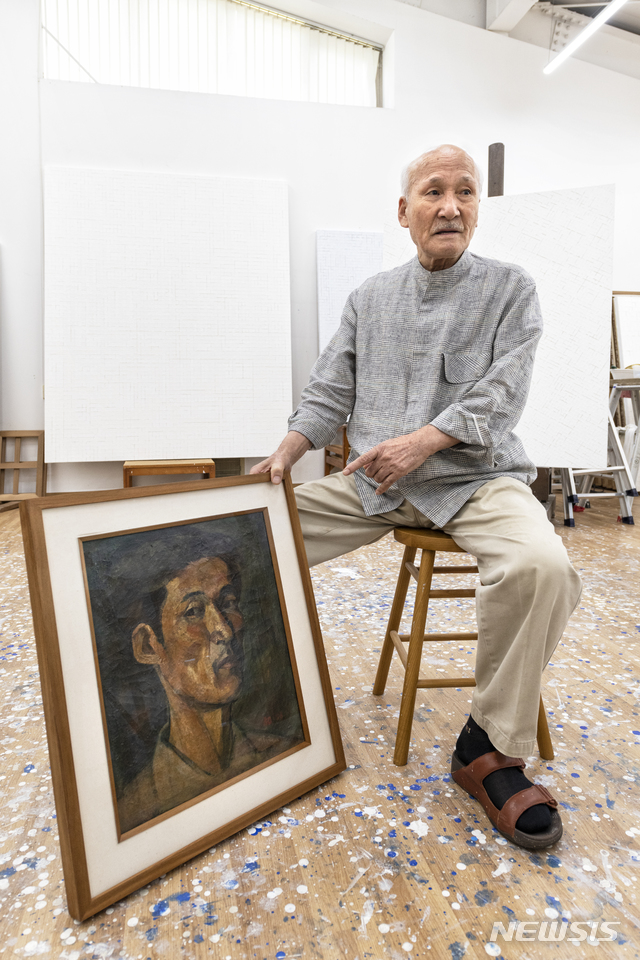 【서울=뉴시스】정상화 화백이 지난 9월, 경기도 여주의 작업실에서1953년 서울대학교 졸업 전시를 위해 제작한 '자화상'을 설명하고 있다. 사진은 갤러리현대 제공.