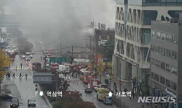 【서울=뉴시스】 정윤아기자 = 15일 오후 1시 23분께 서울 서초구 서초동 진흥상가에서 불이 나 소방당국이 진화작업을 하고 있다. 오후 2시 40분께 부상자는 11명으로 확인됐고, 사망자는 없는 것으로 확인됐다(사진제공=서울시교통정보열람 캡쳐)