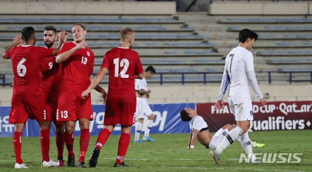 【베이루트(레바논)=뉴시스】김진아 기자 = 14일(현지시각) 레바논 베이루트 카밀 샤문 스포츠 시티 스타디움에서 열린 2022 카타르월드컵 아시아지역 2차 예선 H조 4차전 대한민국과 레바논 경기, 0:0으로 경기가 끝나자 손흥민 을 비롯한 한국 선수들이 아쉬워하고 있다. 2019.11.14.&nbsp;&nbsp; bluesoda@newsis.com