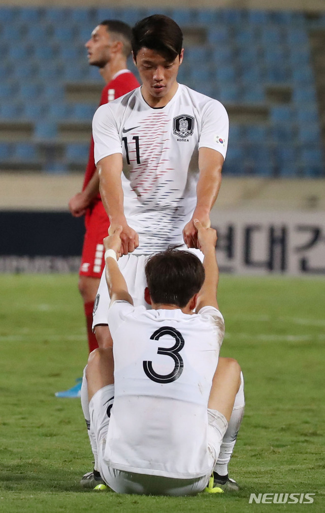 【베이루트(레바논)=뉴시스】김진아 기자 = 14일(현지시각) 레바논 베이루트 카밀 샤문 스포츠 시티 스타디움에서 열린 2022 카타르월드컵 아시아지역 2차 예선 H조 4차전 대한민국과 레바논 경기, 0:0으로 경기가 끝나자 황희찬, 김진수 등 한국 선수들이 아쉬워하고 있다. 2019.11.14. bluesoda@newsis.com