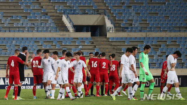 【베이루트(레바논)=뉴시스】김진아 기자 = 14일(현지시각) 레바논 베이루트 카밀 샤문 스포츠 시티 스타디움에서 열린 2022 카타르월드컵 아시아지역 2차 예선 H조 4차전 대한민국과 레바논 경기, 0:0으로 경기가 끝나자 한국 선수들이 아쉬워하며 인사를 하고 있다. 2019.11.14.&nbsp; bluesoda@newsis.com