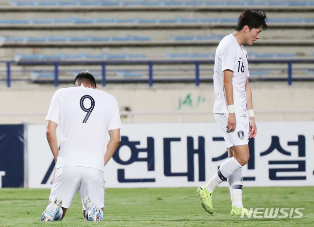 【베이루트(레바논)=뉴시스】김진아 기자 = 14일(현지시각) 레바논 베이루트 카밀 샤문 스포츠 시티 스타디움에서 열린 2022 카타르월드컵 아시아지역 2차 예선 H조 4차전 대한민국과 레바논 경기, 0:0 무승부로 끝나자 한국 김신욱과 황의조가 아쉬워하고 있다. 2019.11.15.&nbsp; bluesoda@newsis.com