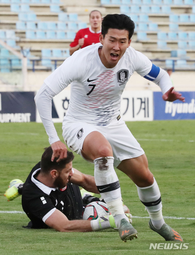 【베이루트(레바논)=뉴시스】김진아 기자 = 14일(현지시각) 레바논 베이루트 카밀 샤문 스포츠 시티 스타디움에서 열린 2022 카타르월드컵 아시아지역 2차 예선 H조 4차전 대한민국과 레바논 경기, 한국 손흥민이 레바논 골키퍼에 막히고 있다. 2019.11.15.&nbsp; bluesoda@newsis.com