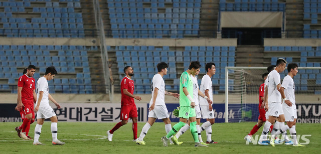 【베이루트(레바논)=뉴시스】김진아 기자 = 14일(현지시각) 레바논 베이루트 카밀 샤문 스포츠 시티 스타디움에서 열린 2022 카타르월드컵 아시아지역 2차 예선 H조 4차전 대한민국과 레바논 경기, 0:0으로 경기가 끝나자 한국 선수들이 아쉬워하고 있다. 2019.11.15. bluesoda@newsis.com