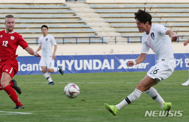 【베이루트(레바논)=뉴시스】김진아 기자 = 14일(현지시각) 레바논 베이루트 카밀 샤문 스포츠 시티 스타디움에서 열린 2022 카타르월드컵 아시아지역 2차 예선 H조 4차전 대한민국과 레바논 경기, 한국 황의조가 슛을 시도하고 있다. 2019.11.15.&nbsp; bluesoda@newsis.com