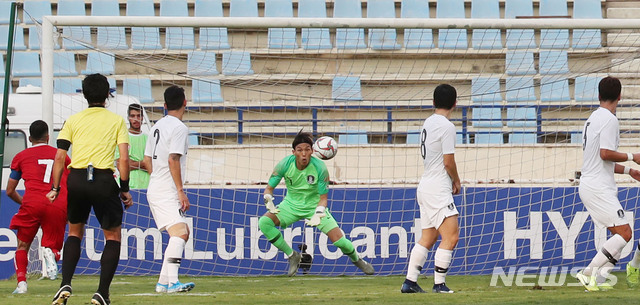 【베이루트(레바논)=뉴시스】김진아 기자 = 14일(현지시각) 레바논 베이루트 카밀 샤문 스포츠 시티 스타디움에서 열린 2022 카타르월드컵 아시아지역 2차 예선 H조 4차전 대한민국과 레바논 경기, 한국 김승규가 골을 막고 있다. 2019.11.15.&nbsp; bluesoda@newsis.com