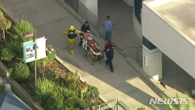 【샌타클래리타=AP/뉴시스】미 캘리포티아 샌타클래리타 소재 서거스 고등학교에서 14일(현지시간) 총격 사건이 발생해 최소 2명이 숨지고 3명이 부상을 입었다. 사건 현장에서 부상자가 옮겨지고 있다. 이 사건 용의자는 범행 후 극단적 선택을 시도해 위중한 상태인 것으로 알려졌다. 2019.11.15.