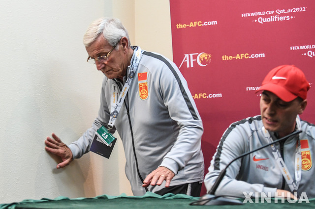 【두바이(UAE)=신화/뉴시스】시리아전 패배 후 사의를 표명한 마르첼로 리피(왼쪽) 중국대표팀 감독. 2019.11.15