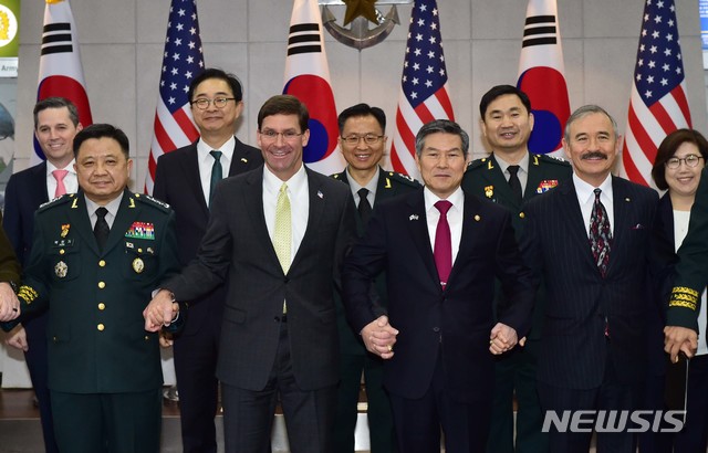 【서울=뉴시스】사진공동취재단 = 정경두 국방부 장관과 마크 에스퍼 미 국방부 장관을 비롯한 참석자들이 15일 서울 국방부에서 열린 제51차 한미안보협의회(SCM)에 앞서 기념촬영을 하고 있다. 2019.11.15.  photo@newsis.com