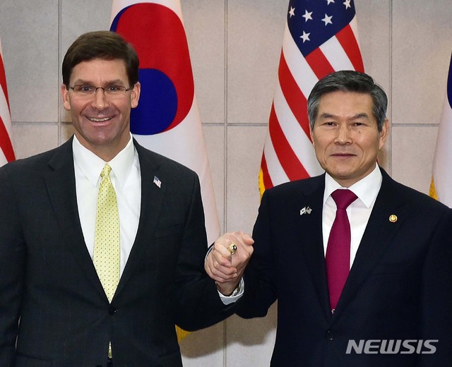 【서울=뉴시스】사진공동취재단 = 정경두 국방부 장관과 마크 에스퍼 미 국방부 장관이 15일 서울 국방부에서 열린 제51차 한미안보협의회(SCM)에 앞서 기념촬영을 하고 있다. 2019.11.15.  photo@newsis.com