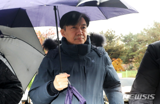 【의왕=뉴시스】홍효식 기자 = 검찰의 피의자 소환 조사에서 진술거부권을 행사한 조국 전 법무부 장관이 15일 오전 경기 의왕시 서울구치소에서 정경심 교수와 접견을 마친 뒤 차량으로 이동하고 있다. 2019.11.15.&nbsp; yesphoto@newsis.com 