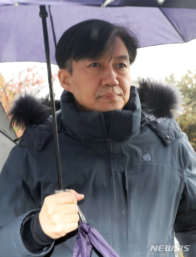 【의왕=뉴시스】홍효식 기자 = 검찰의 피의자 소환 조사에서 진술거부권을 행사한 조국 전 법무부 장관이 15일 오전 경기 의왕시 서울구치소에서 정경심 교수와 접견을 마친 뒤 차량으로 이동하고 있다. 2019.11.15.&nbsp; yesphoto@newsis.com 