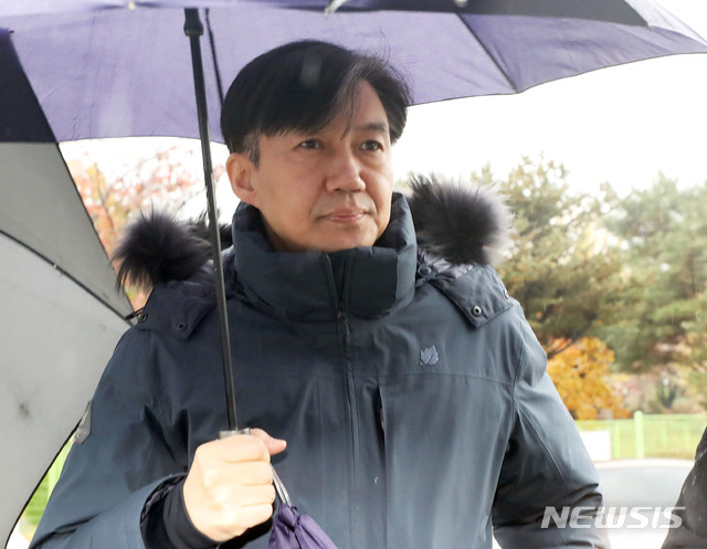 【의왕=뉴시스】홍효식 기자 = 검찰의 피의자 소환 조사에서 진술거부권을 행사한 조국 전 법무부 장관이 15일 오전 경기 의왕시 서울구치소에서 정경심 교수와 접견을 마친 뒤 차량으로 이동하고 있다. 2019.11.15.&nbsp; yesphoto@newsis.com 