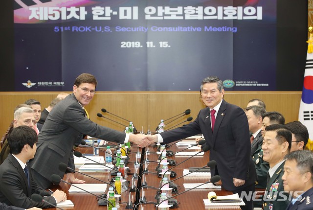 【서울=뉴시스】사진공동취재단 = 정경두 국방부 장관과 마크 에스퍼 미 국방부 장관이 15일 오전 서울 용산구 국방부 청사에서 열린 제51차 안보협의회(SCM) 확대 회담에서 악수하고 있다. 2019.11.15.  photo@newsis.com 