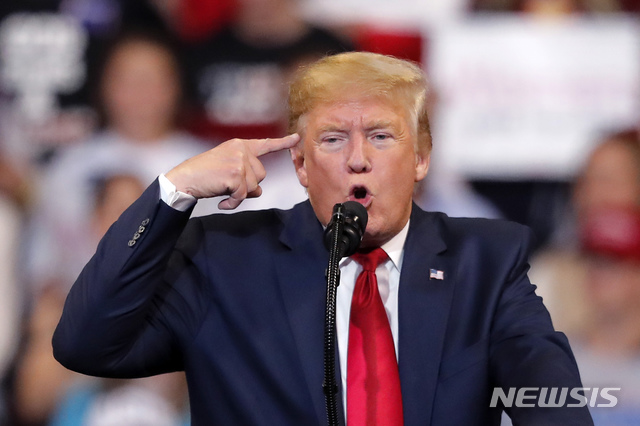 【보시어시티(미 루이지애나주)=AP/뉴시스】도널드 트럼프 미 대통령이 14일(현지시간) 미 루이지애나주 보시어시티에서 열린 선거 유세에서 연설하고 있다. 트럼프 대통령은 미군 병사가 앞으로 전범 혐의로 기소되는 것을 막기 위해 미군 병사가 전쟁범죄 혐의로 기소된 3건의 군사재판에 개입, 이들을 사면하거나 전쟁범죄 행위를 말소할 것으로 보인다고 3명의 미 관리들이 말했다고 워싱턴 포스트(WP)가 14일(현지시간) 보도했다. 2019.11.15