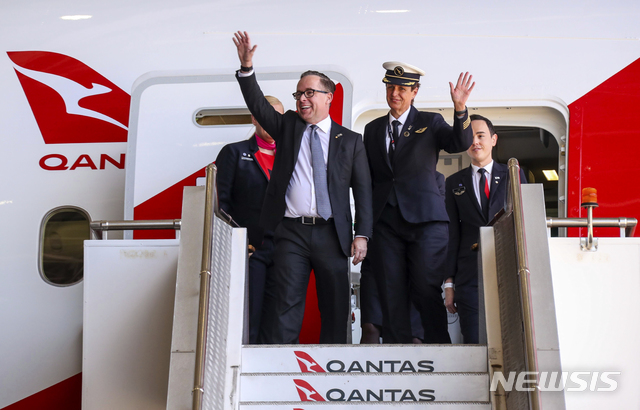 【시드니=AP/뉴시스】앨런 조이스(왼쪽) 호주 콴타스 항공 CEO와 승무원들이 15일(현지시간) 시드니 국제공항에 도착해 보잉 787-9 드림라이너에서 내리고 있다. 콴타스 항공은 19시간 30분 걸리는 런던-시드니 구간 비행을 중간 기착 없이 완료했는데, 이는 장거리 비행이 승무원들의 피로도와 승객들의 시차 적응 등에 미치는 영향을 평가하기 위한 일련의 시험 비행이었다고 밝혔다. 2019.11.15.