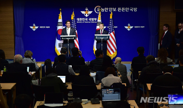 【서울=뉴시스】사진공동취재단 = 정경두 국방부 장관과 마크 에스퍼 미 국방부 장관이 15일 서울 용산구 국방부에서 제51차 한·미 안보협의회(SCM) 고위회담을 마친 뒤 공동 기자회견을 갖고 있다. 2019.11.15. photo@newsis.com