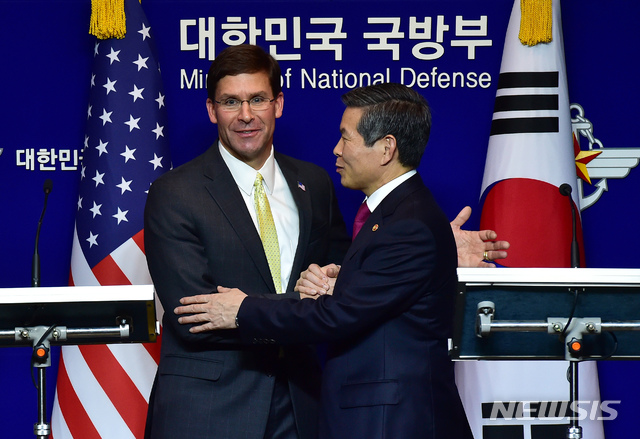 【서울=뉴시스】사진공동취재단 = 정경두(오른쪽) 국방부 장관과 마크 에스퍼 미 국방부 장관이 15일 서울 용산구 국방부에서 열린 제51차 한·미 안보협의회(SCM) 고위회담에서 공동 기자회견을 마친 뒤 손을 맞잡고 있다. 2019.11.15. photo@newsis.com