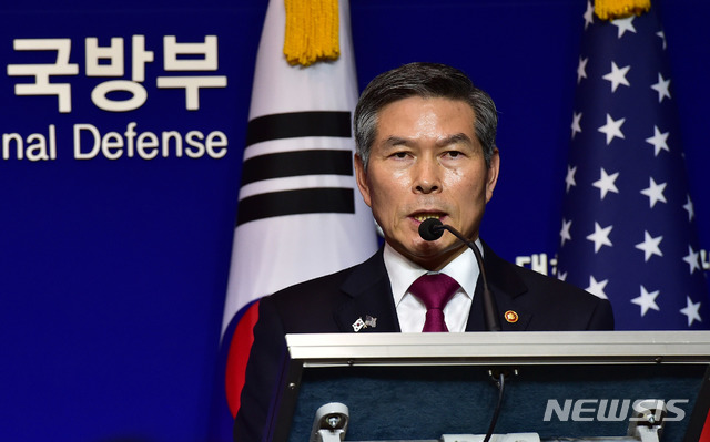 【서울=뉴시스】사진공동취재단 = 정경두 국방부 장관이 15일 서울 용산구 국방부에서 제51차 한·미 안보협의회(SCM) 고위회담을 마친 뒤 공동 기자회견을 갖고 있다. 2019.11.15. photo@newsis.com