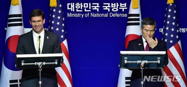 【서울=뉴시스】사진공동취재단 = 정경두 국방부 장관과 마크 에스퍼 미 국방부 장관이 15일 서울 용산구 국방부에서 제51차 한·미 안보협의회(SCM) 고위회담을 마친 뒤 공동 기자회견을 갖고 있다. 2019.11.15.&nbsp; photo@newsis.com 