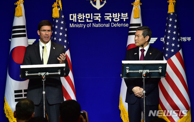 【서울=뉴시스】사진공동취재단 = 정경두 국방부 장관과 마크 에스퍼 미 국방부 장관이 15일 서울 용산구 국방부에서 제51차 한·미 안보협의회(SCM) 고위회담을 마친 뒤 공동 기자회견을 갖고 있다. 2019.11.15.  photo@newsis.com 