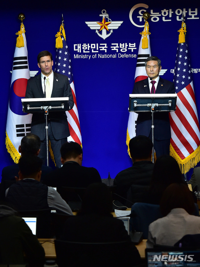 【서울=뉴시스】사진공동취재단 = 정경두 국방부 장관과 마크 에스퍼 미 국방부 장관이 15일 서울 용산구 국방부에서 제51차 한·미 안보협의회(SCM) 고위회담을 마친 뒤 공동 기자회견을 갖고 있다. 2019.11.15. photo@newsis.com