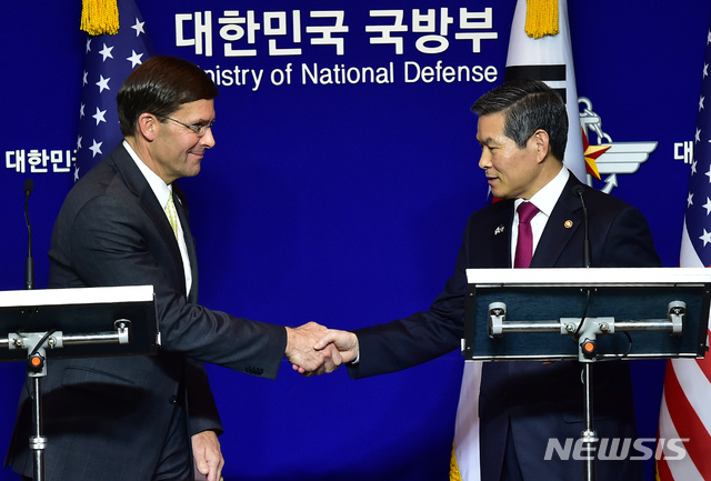 【서울=뉴시스】사진공동취재단 = 정경두 국방부 장관과 마크 에스퍼 미 국방부 장관이 15일 서울 용산구 국방부에서 제51차 한·미 안보협의회(SCM) 고위회담에서 공동 기자회견을 마친 뒤 악수를 하고 있다. 2019.11.15. photo@newsis.com