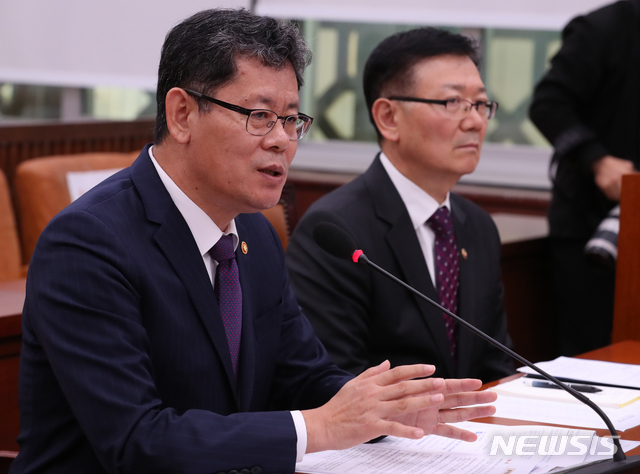 【서울=뉴시스】김명원 기자 = 김연철 통일부 장관이 15일 오후 서울 여의도 국회 외교통일위원회에 참석해 최근 북한 선원 2명을 북송한 사건에 대한 의원들의 질의에 답변하고 있다. 2019.11.15. kmx1105@newsis.com
