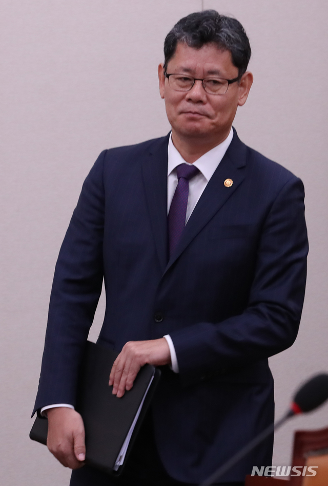 【서울=뉴시스】김명원 기자 = 김연철 통일부 장관이 15일 오후 서울 여의도 국회 외교통일위원회에 참석하고 있다. 2019.11.15. kmx1105@newsis.com