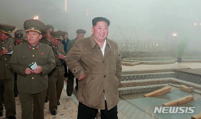 【서울=뉴시스】김정은 북한 국무위원장이 양덕온천문화휴양지건설장을 현지지도 했다고 조선중앙TV가 15일 보도했다. (사진=조선중앙TV 캡처) 2019.11.15.&nbsp; photo@newsis.com