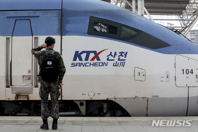 【서울=뉴시스】김병문 기자 = 20일로 예정된 전국철도노동조합의 파업에 앞서 준법투쟁이 진행된 15일 오후 서울 용산구 서울역 승강장에서 군인이 열차를 기다리고 있다. 2019.11.15. dadazon@newsis.com