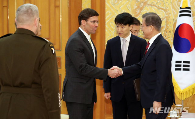 【서울=뉴시스】박영태 기자 = 문재인 대통령이 15일 오후 청와대 본관 접견실에서 마크 에스퍼 미 국방장관을 만나 인사하고 있다. 2019.11.15. since1999@newsis.com