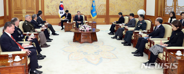 【서울=뉴시스】박영태 기자 = 문재인 대통령이 15일 오후 청와대 본관 접견실에서 마크 에스퍼 미 국방장관 일행을 접견하고 있다. 왼쪽부터 시계방향으로 랜들 슈라이버 미 국방부 인도·태평양 안보 차관보, 로버트 에이브럼스 주한미군사령관, 마크 밀리 합참의장, 해리 해리슨 주한미국대사, 마크 에스퍼 미 국방장관, 문재인 대통령, 정경두 국방장관, 정의용 국가안보실장, 박한기 합참의장, 김유근 국가안보실1차장, 고민정 대변인. 2019.11.15. since1999@newsis.com