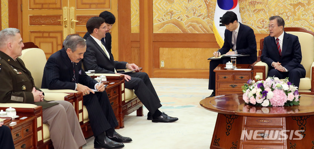 【서울=뉴시스】박영태 기자 = 문재인 대통령이 15일 오후 청와대 본관 접견실에서 마크 에스퍼 미 국방장관 일행을 접견하고 있다. 왼쪽부터 마크 밀리 합참의장, 해리 해리슨 주한미국대사, 마크 에스퍼 미 국방장관, 문재인 대통령. 2019.11.15. since1999@newsis.com