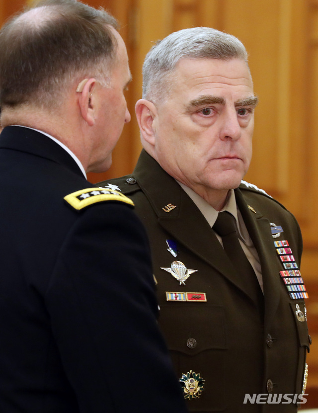 【서울=뉴시스】박영태 기자 = 로버트 에이브럼스(왼쪽) 주한미군사령관과 마크 밀리 합참의장이 15일 오후 청와대 본관 접견실에서 문재인 대통령을 접견하기 전 이야기를 나누고 있다. 2019.11.15.since1999@newsis.com