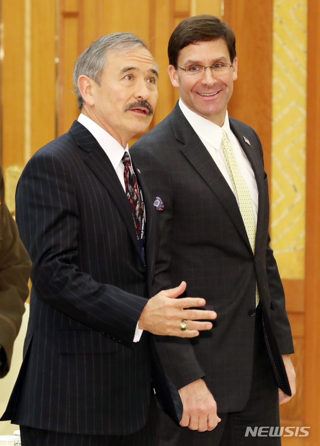 【서울=뉴시스】박영태 기자 = 마크 에스퍼(오른쪽) 미 국방장관과 해리 해리슨 주한미국대사가 15일 오후 청와대 본관 접견실에서 문재인 대통령을 기다리며 이야기를 나누고 있다. 2019.11.15since1999@newsis.com