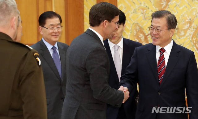 【서울=뉴시스】박영태 기자 = 문재인 대통령이 15일 오후 청와대 본관 접견실에서 마크 에스퍼 미 국방장관을 만나 악수하고 있다. 2019.11.15. since1999@newsis.com