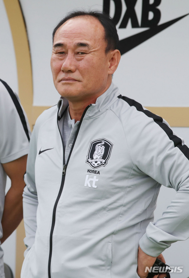 【두바이(아랍에미리트)=뉴시스】김진아 기자 = 15일(현지시각) 아랍에미리트 두바이 샤밥 알-아흘리 스타디움에서 열린 2019 두바이컵 올림픽 대표팀 친선대회 2차전 대한민국과 바레인과의 경기, 한국 김학범 감독이 경기장을 바라보고 있다. 2019.11.15. bluesoda@newsis.com