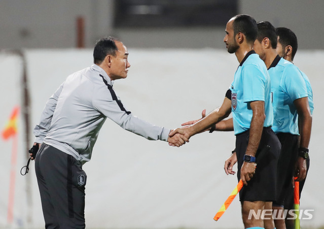 【두바이(아랍에미리트)=뉴시스】김진아 기자 = 15일(현지시각) 아랍에미리트 두바이 샤밥 알-아흘리 스타디움에서 열린 2019 두바이컵 올림픽 대표팀 친선대회 2차전 대한민국과 바레인과의 경기, 3:0으로 승리한 한국 김학범 감독이 심판진과 인사를 하고 있다. 2019.11.15. bluesoda@newsis.com